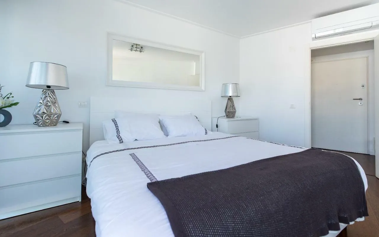 Charming Apartment With Balcony & Pool Lisbon Portugal
